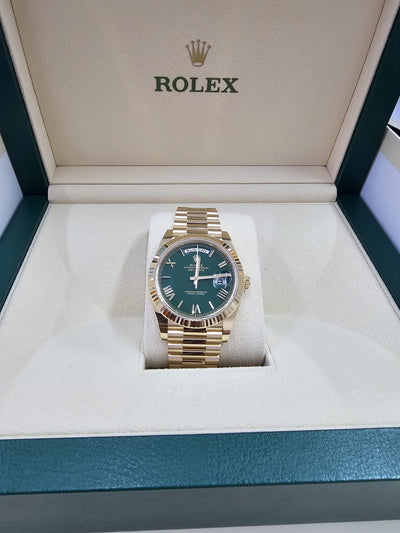Rolex Day-Date 40, Oyster, 40 mm, 18kt Yellow Gold, Green dial, Fluted bezel and president bracelet, 228238