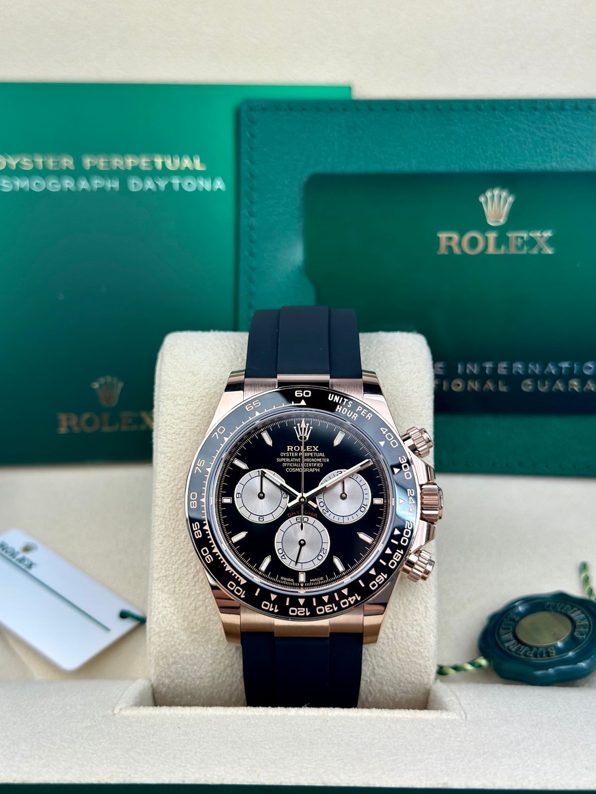 Rolex Cosmograph daytona, Oyster, 40 mm, 18kt Everose gold, Black dial, Black Cerachrom bezel and Oysterflex bracelet, 126515LN