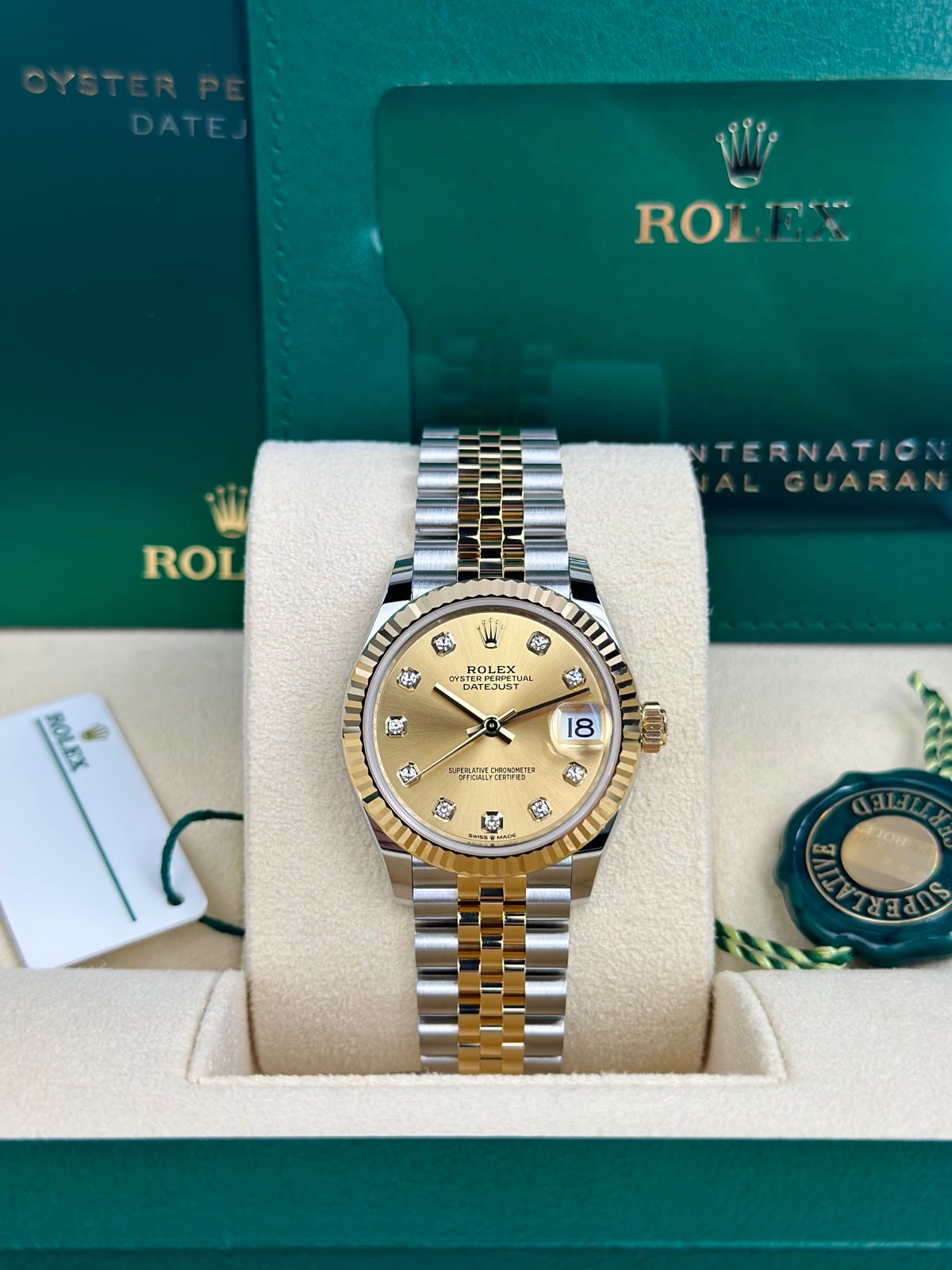 Rolex  Datejust 31, Oyster, 31 mm, Oystersteel and Yellow gold features,  Champagne colour, diamond-set dial, jubilee bracelet, 278273