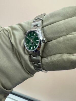 ROLEX OYSTER PERPETUAL 31mm, OYSTER, GREEN DIAL, OYSTER BRACELET, REF 277200 PRE-OWNED - Image 4