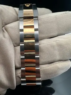 Rolex Datejust 41mm Two tone (Yellow Gold and Stainless Steel) Black Dial, Oyster Band, Smooth Bezel 126303 Pre-Owned - Image 9