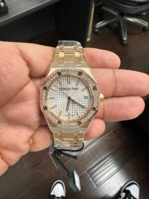 AUDEMARS PIGUET ROYAL OAK ROSE GOLD, DIAMOND BEZEL, WHITE DIAL 77351OR