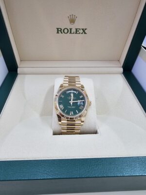 Rolex Day-Date 40, Oyster, 40 mm, 18kt Yellow Gold, Green dial, Fluted bezel and president bracelet, 228238 - Image 2